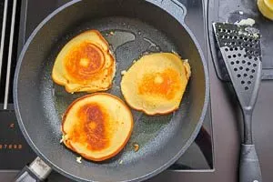 Apfelküchlein in der Pfanne wenden und goldbraun ausbacken