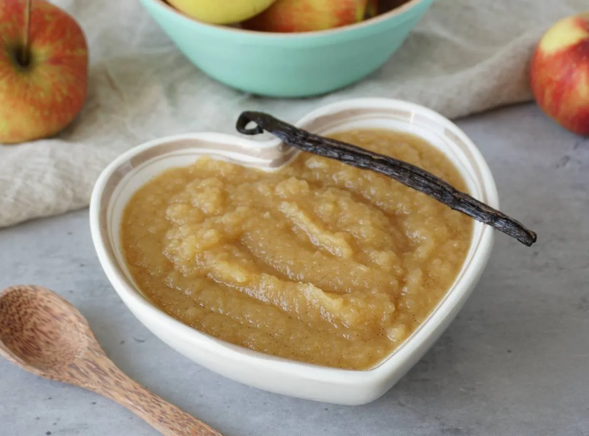 Apfelmus, schnell und einfach im Thermomix zubereitet, in einem kleinen Glas.