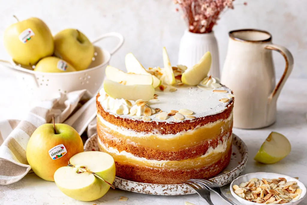 Apfelmus-Torte mit Mandelbiskuit und Sahnehaube, perfekt für die Kaffeetafel