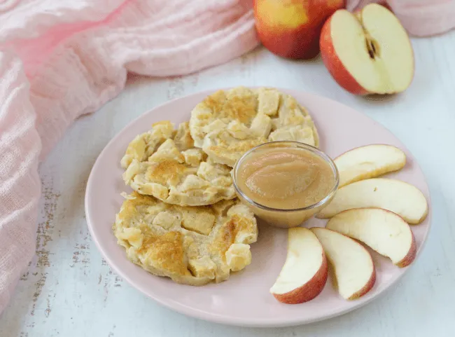 Apfelpfannkuchen mit Vollkornmehl aus dem Backofen für Kinder
