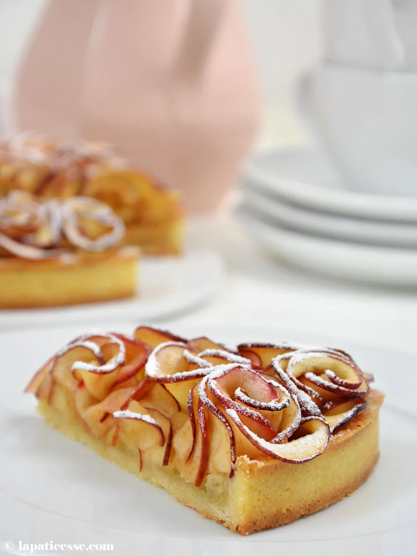 Apfelrosen-Tarte 'Bouquet de Roses' – Ein festlicher Apfelkuchen mit Rosen aus Apfelscheiben, perfekt als Promibacken-Rezept.