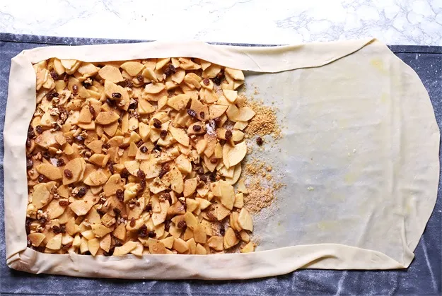 Apfelstrudel mit hauchdünn gezogenem Strudelteig