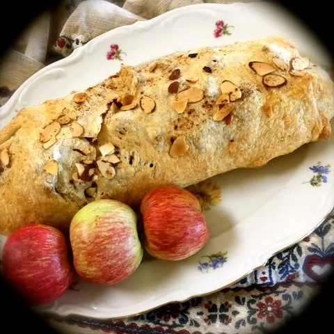 Apfelstrudel mit Mandeln und Schlagobers, gebacken von Leserin Linda nach diesem Strudel Rezept