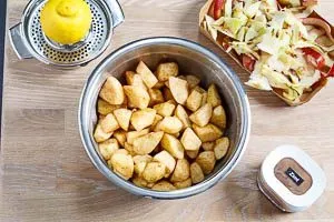 Apfelstücke für Apfelmus vorbereiten