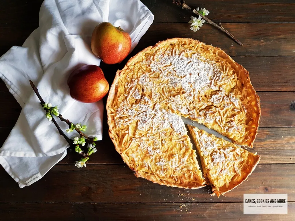Apfelwähe mit geraffelten Äpfel mit Anschnitt - ein Schweizer Rezept