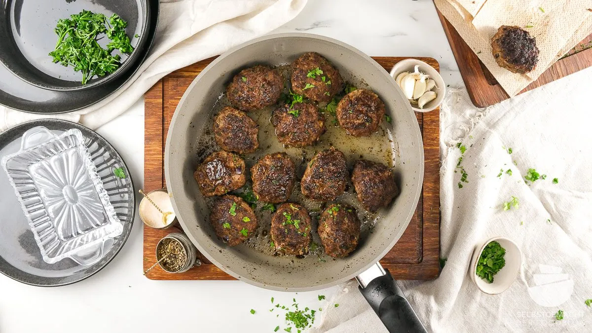 Appetitlich angerichtete original türkische Köfte