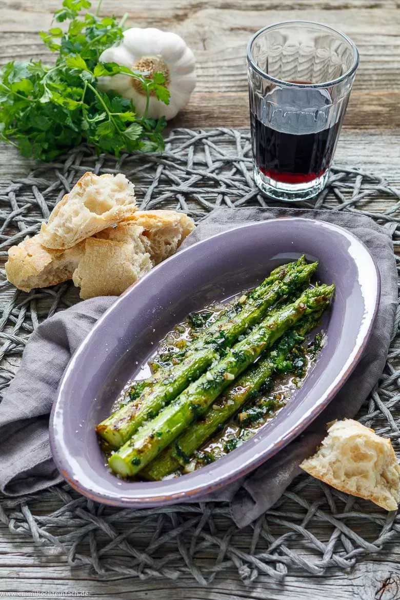 Appetitlich angerichteter grüner Spargel als Beilage zu einer Hauptspeise, ideal für Spargelrezepte