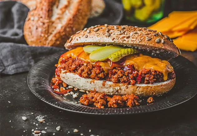 Appetitlich angerichtetes Gericht mit Brötchen und frischen Zutaten