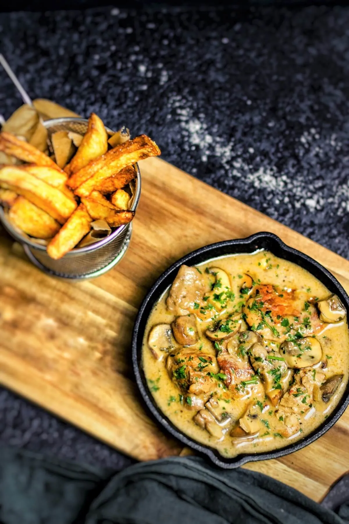 Appetitlich angerichtetes Geschnetzeltes Jäger Art, bereit als schnelles Hauptgericht zu Pommes.