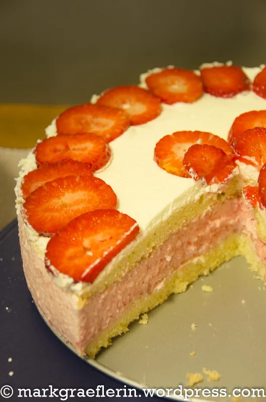 Appetitliche Ansicht der fertigen Erdbeer-Sahnetorte, bereit zum Servieren