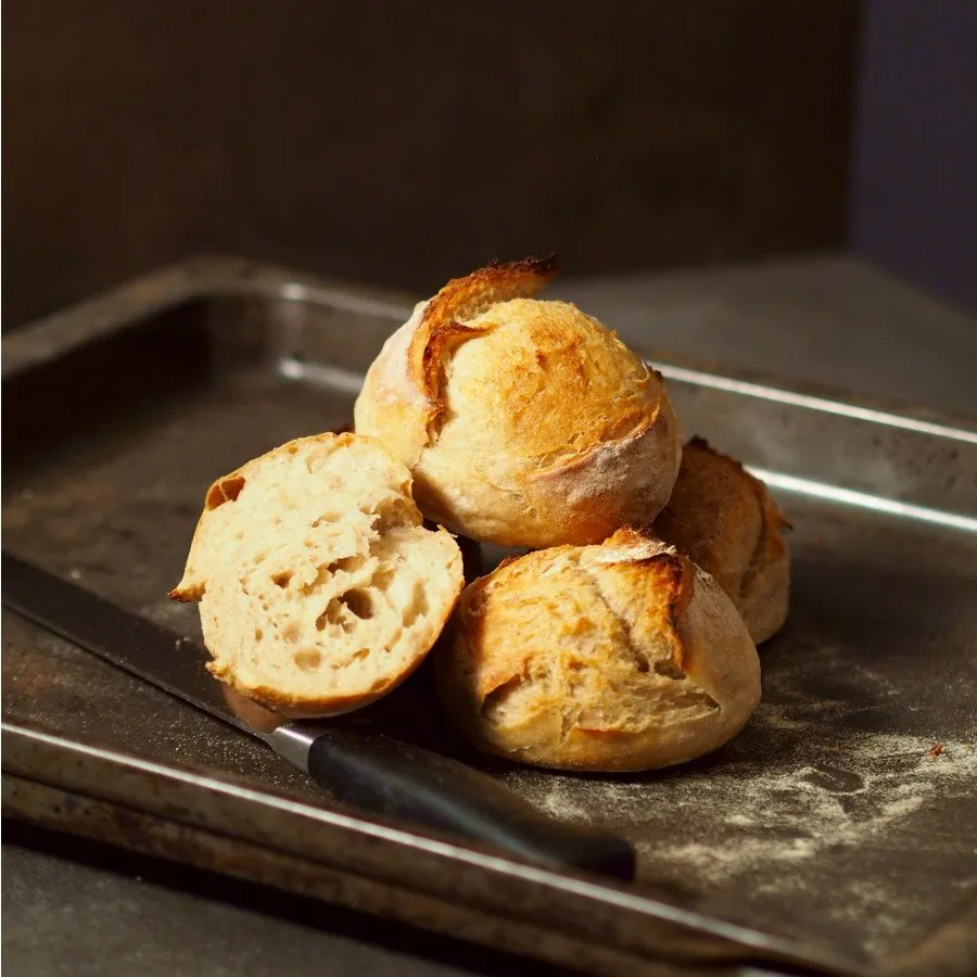 Appetitliche französische Brötchen mit feiner Krume und leichter Röstaroma