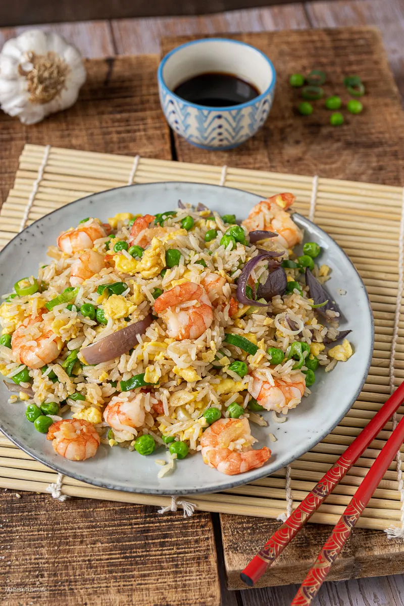 Appetitliche Garnelen-Reis-Pfanne mit frischem Gemüse und Rührei