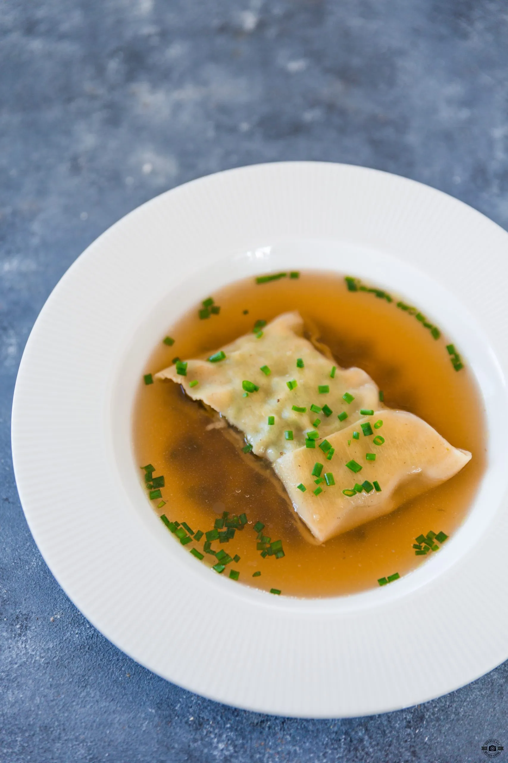 Appetitliche, goldbraun angebratene Maultaschen mit Kräutern