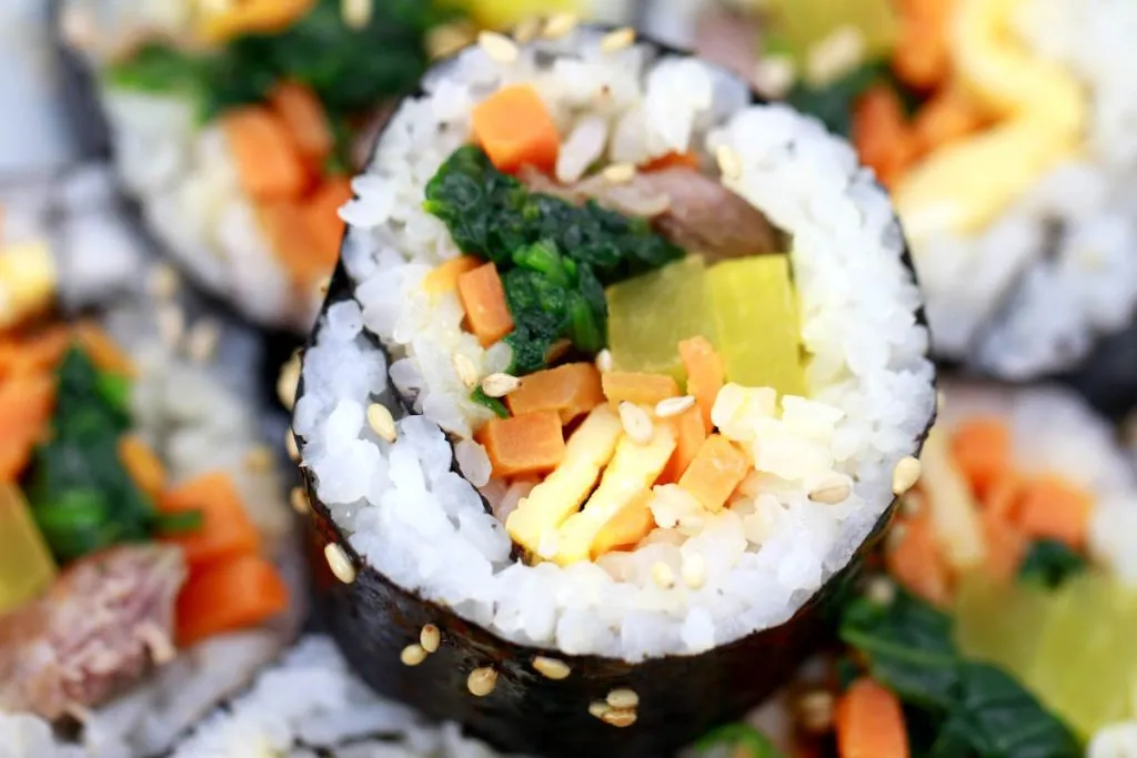 Appetitliche koreanische Gimbap Reisrollen mit Rindfleisch und frischem Gemüse