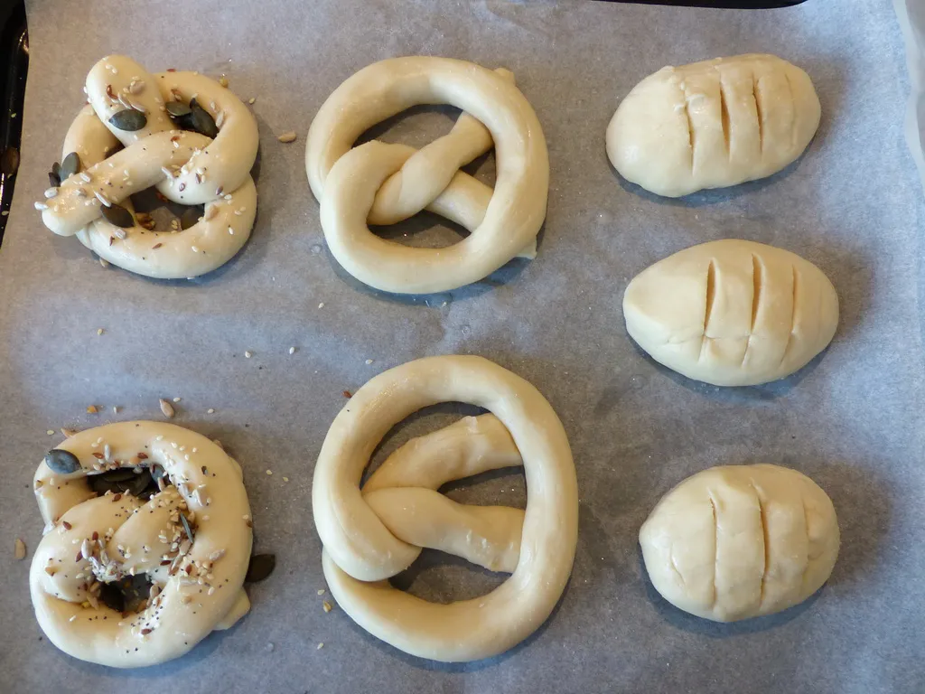 Appetitliche Laugenbrezel mit grobem Salz bestreut