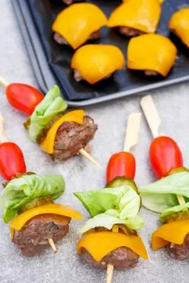 Appetitliche Low Carb Burger-Spieße mit Hackfleisch, Käse, Salat und Tomaten auf Holzspießen