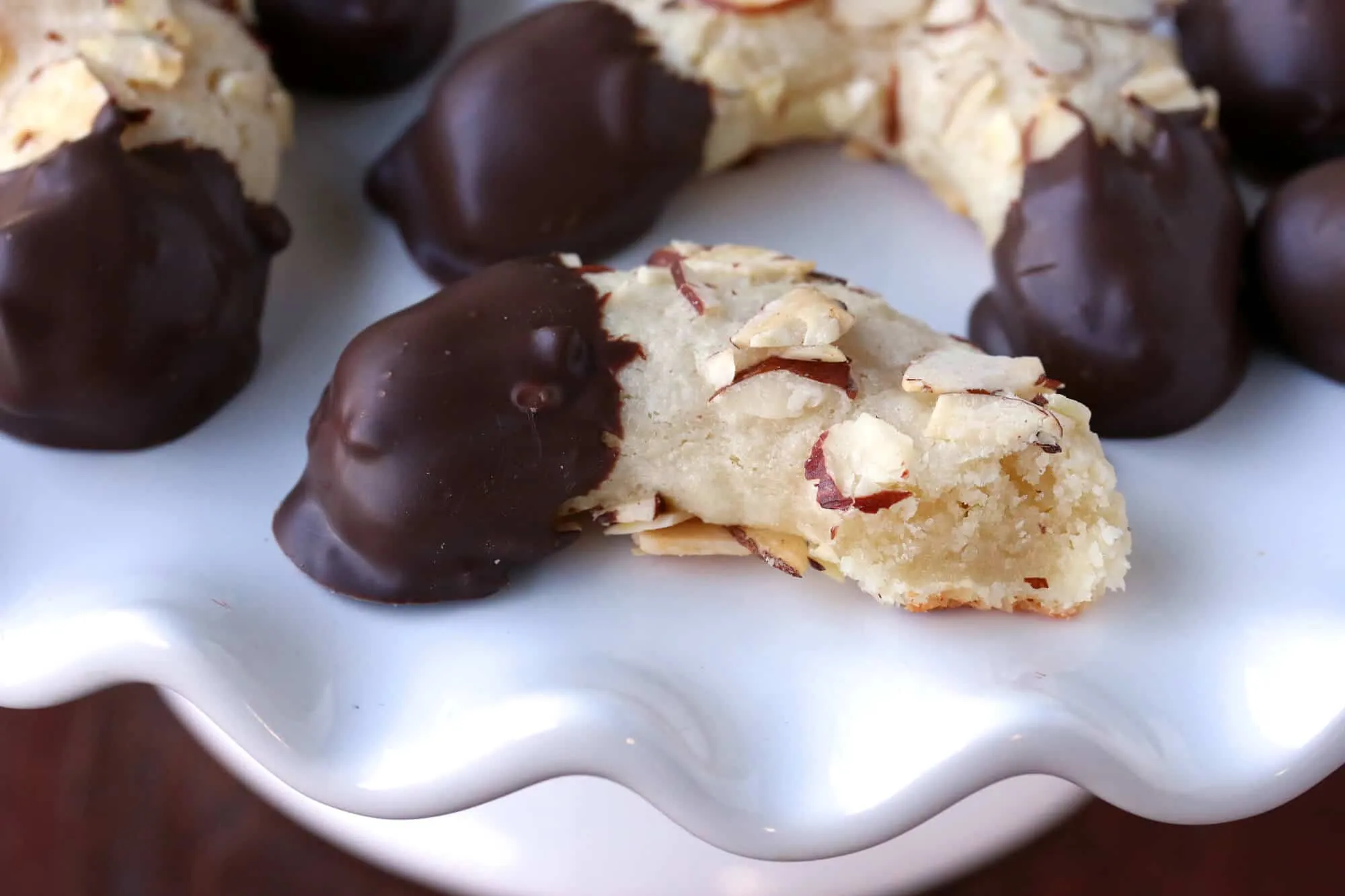 Appetitliche Mandelhörnchen, schön auf einem Teller arrangiert, ein Highlight der deutschen Backkunst