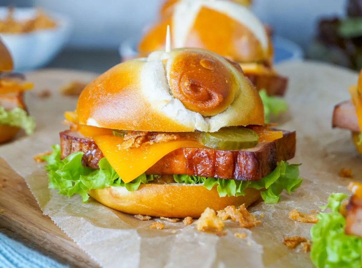 Appetitliche Mini-Laugen-Burger mit Leberkäse, eine bayerische Inspiration für schnelle fingerfood rezepte.