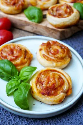Appetitliche Pizzaschnecken mit Tomatensauce und Käse auf einem Teller