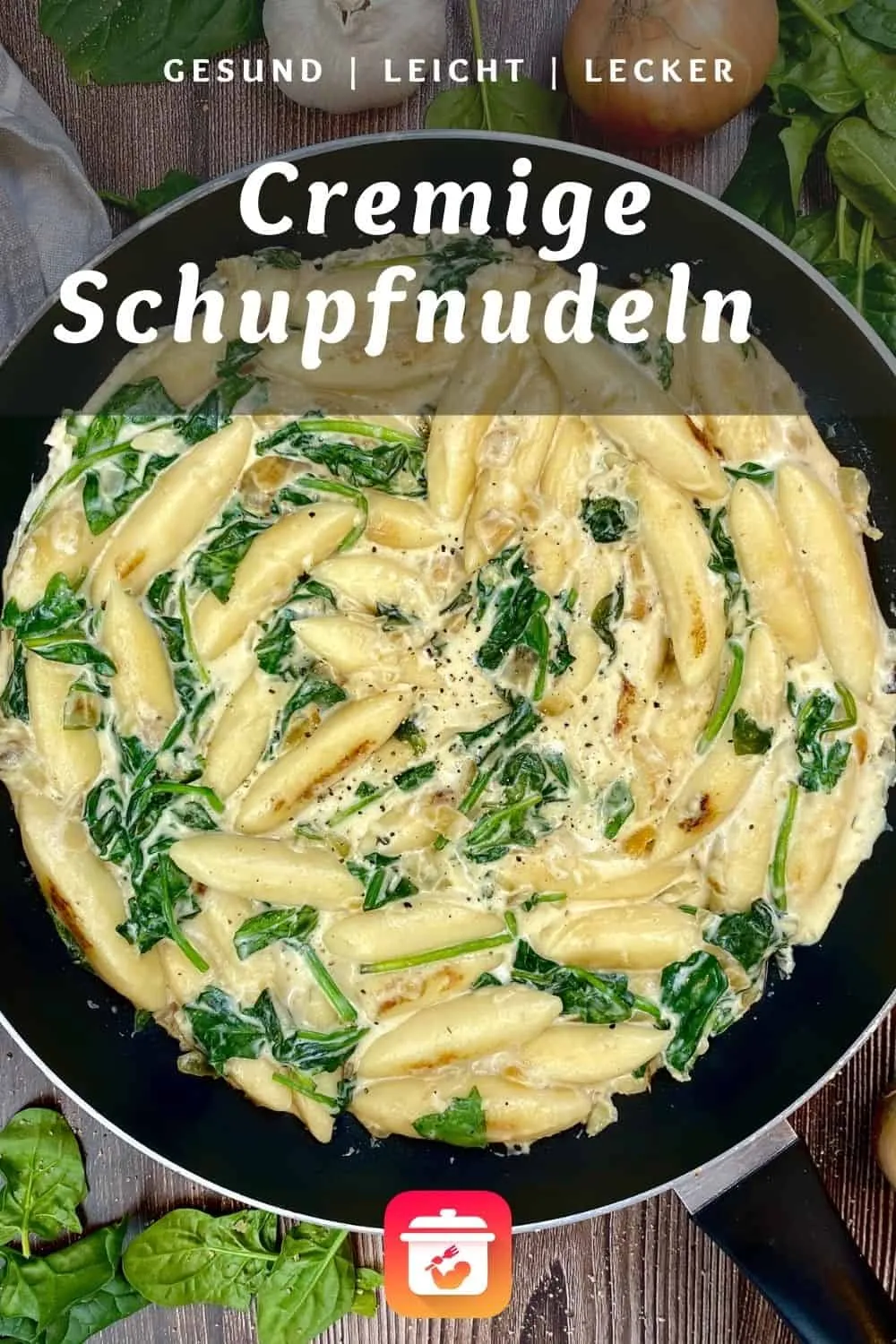 Appetitliche Portion cremiger Schupfnudeln mit frischem Spinat und heller Soße auf einem Teller