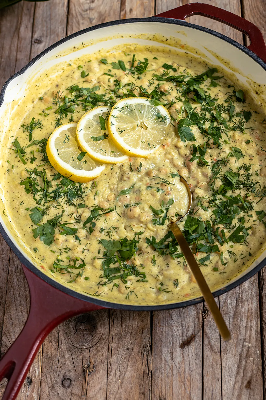 Appetitliche Portion Zitronen-Kichererbsenpfanne mit frischem Dill als Topping