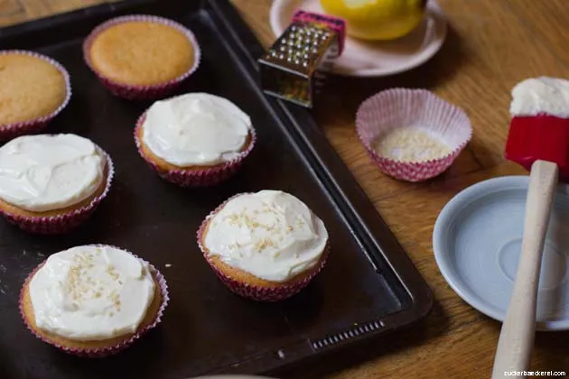 Appetitliche Tahini-Cupcakes mit Zitronen-Ricotta-Frosting, eine moderne Option für Geburtstagsleckereien.