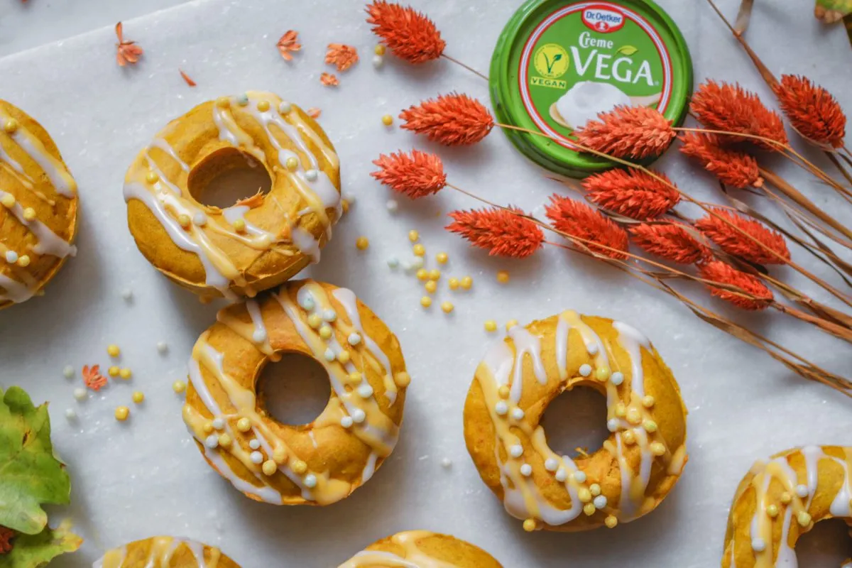 Appetitliche vegane Kürbis-Donuts, perfekt für eine süße Pause im Herbst