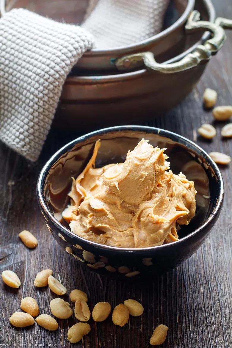 Appetitlicher Erdnuss-Hähnchen-Topf, ein vielseitiges Gericht aus der afrikanischen Rezeptewelt, servierfertig in einem rustikalen Topf.