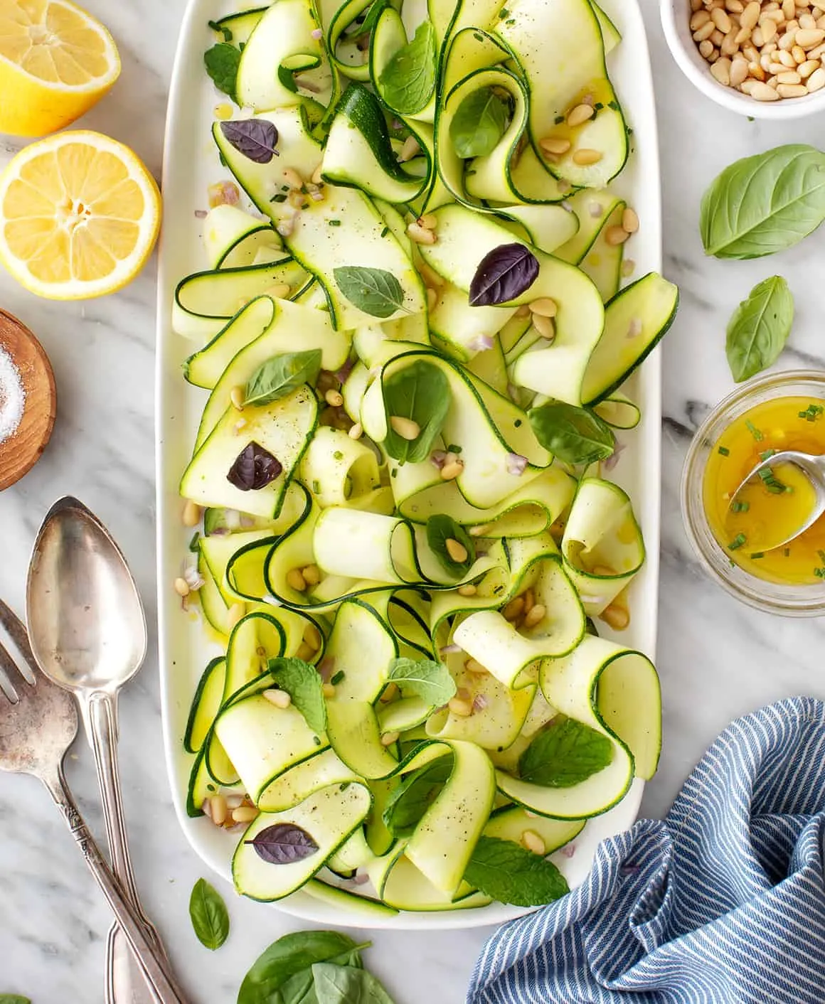 Appetitlicher Zucchini Salat mit Parmesan und Pinienkernen, perfekt für den Sommer