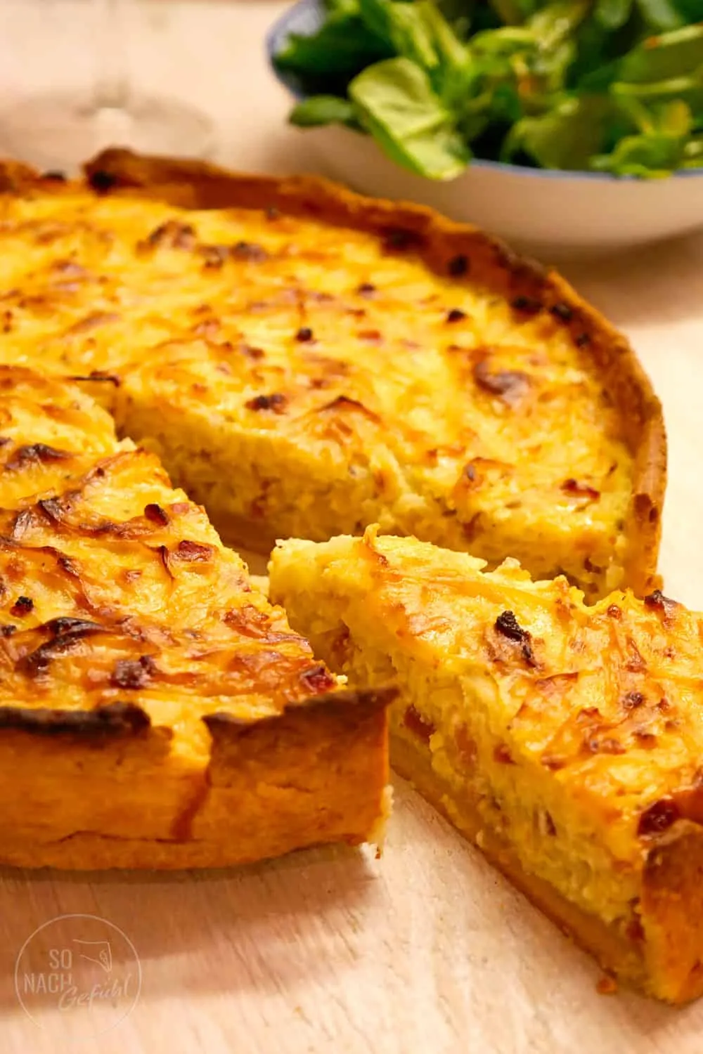 Appetitlicher Zwiebelkuchen mit knusprigem Mürbeteigboden, perfekt für den Herbst