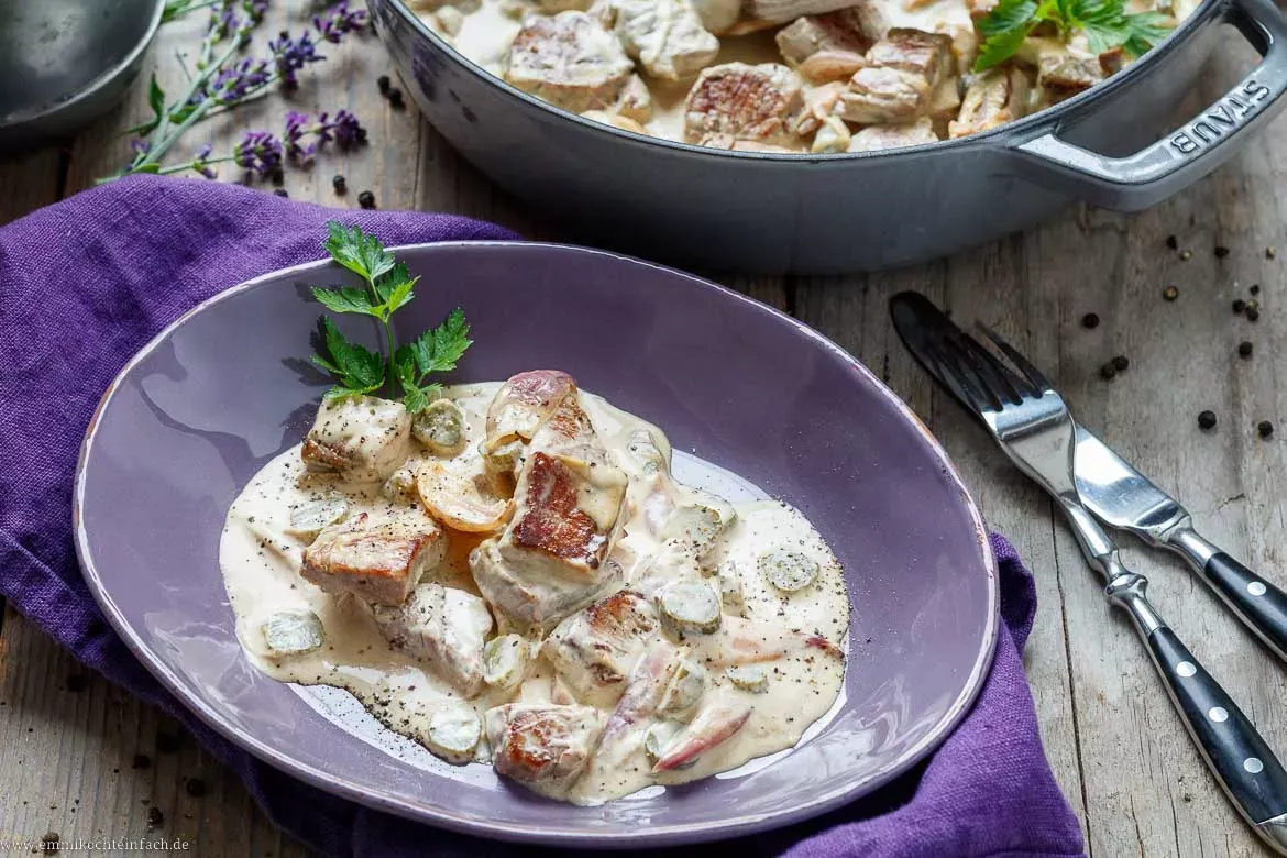 Appetitliches Rinderfilet Stroganoff in cremiger Rahmsoße mit Kartoffelbeilage