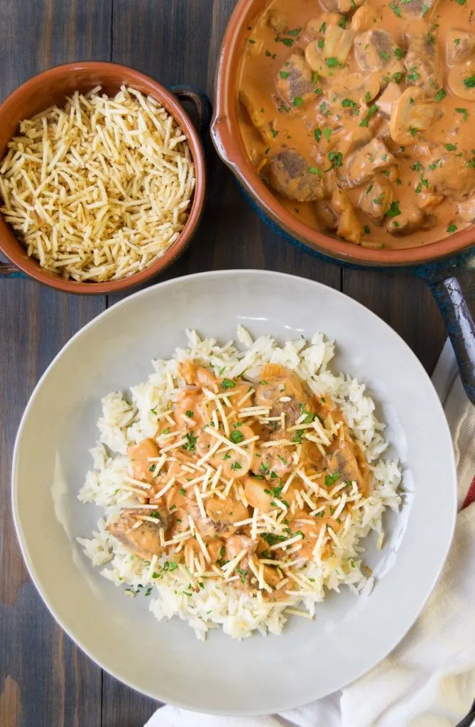 Appetitliches Stroganoff mit Rindfleisch und Pilzen auf einem Teller