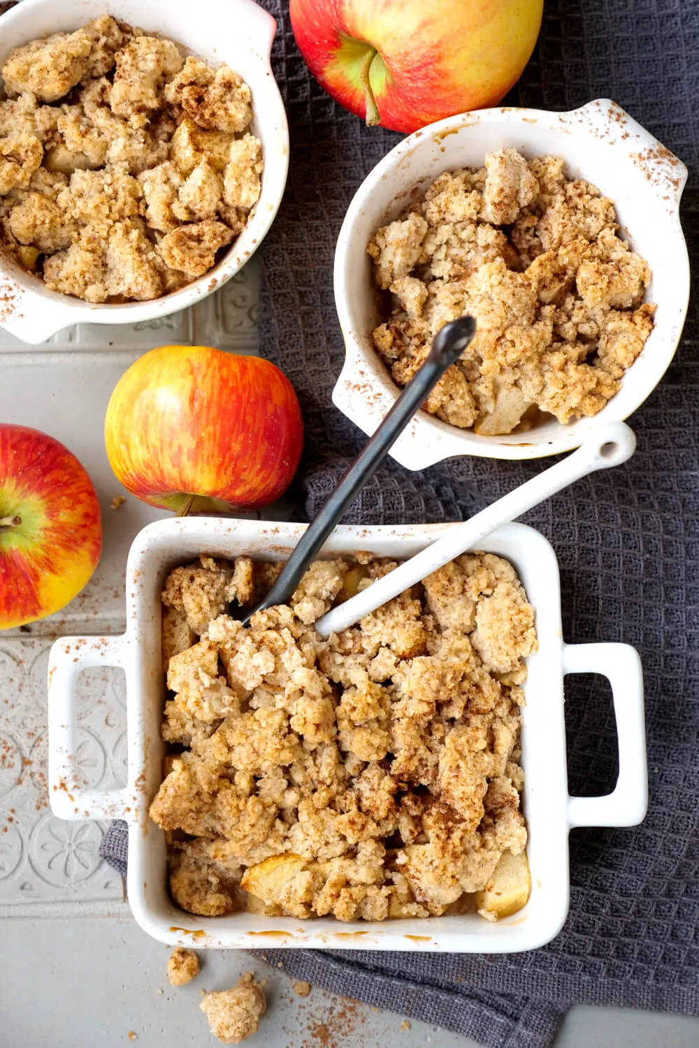Apple-Crumble-Rezept mit Haferflocken und Zimt, serviert in einer Backform