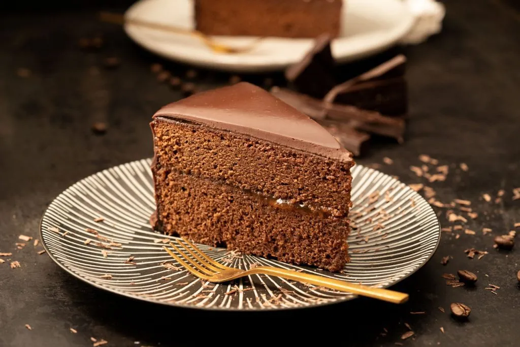 Aprikotierte Sachertorte vor dem Glasieren, vorbereitet für eine makellose Oberfläche