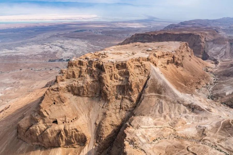 Archäologische Ruinen und Strukturen auf dem Masada-Plateau.