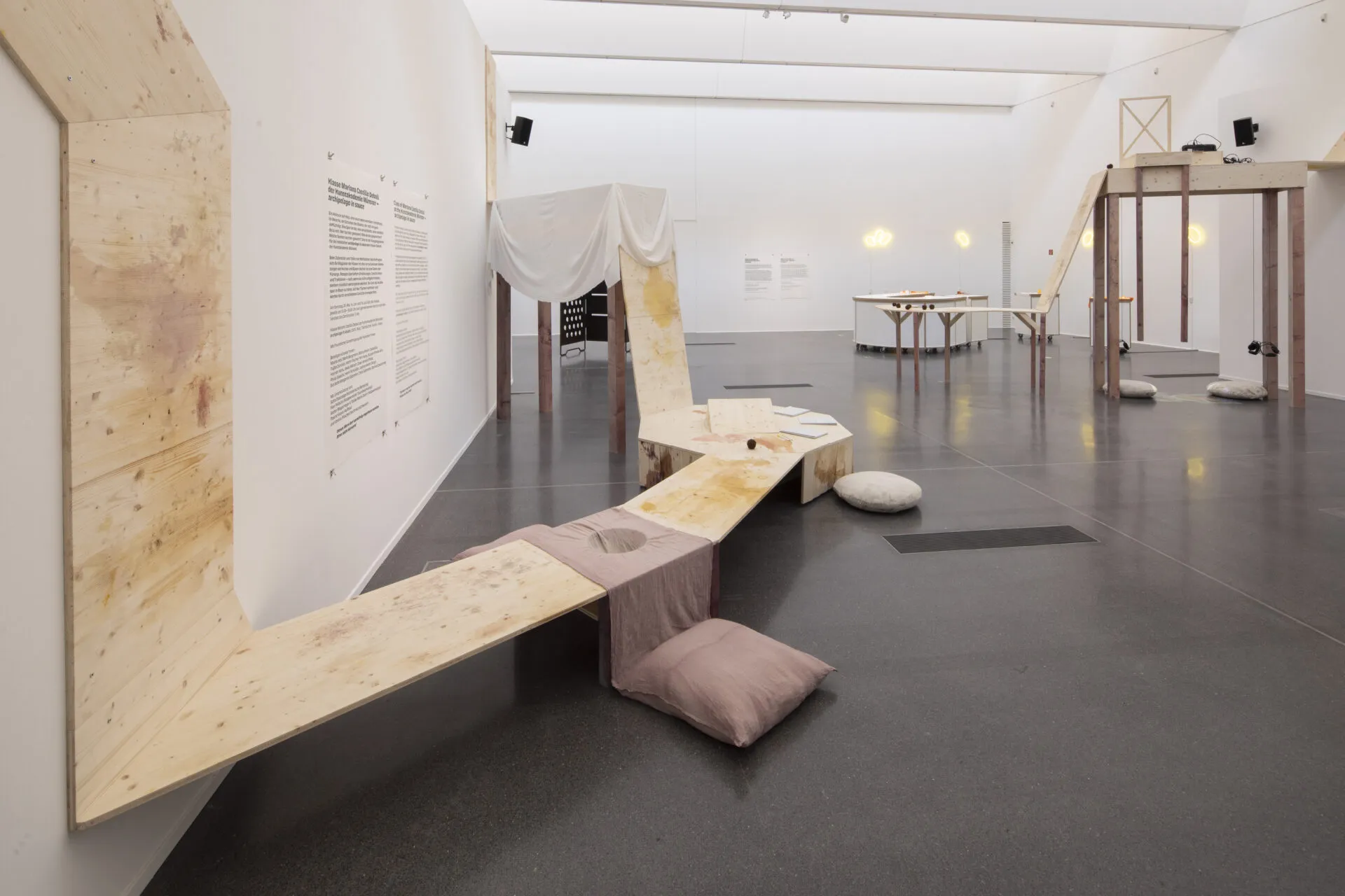 „archipelago in sauce“ erzählt vom Kochen als Geste der Fürsorge und bewahrt Erinnerungen in Holzabdrücken, Düften und Stimmen.