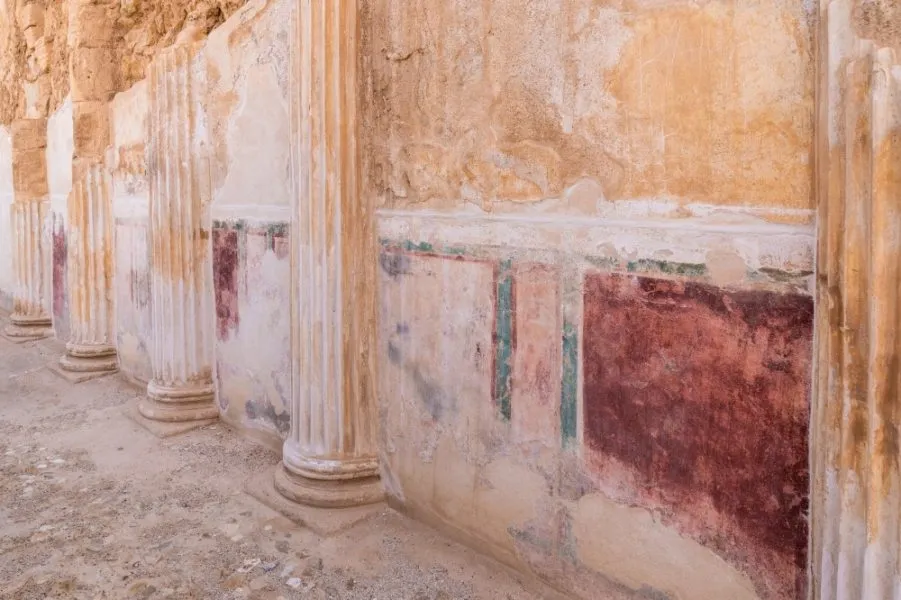 Architektonische Details und die Lage des Palastes am Abgrund von Masada.