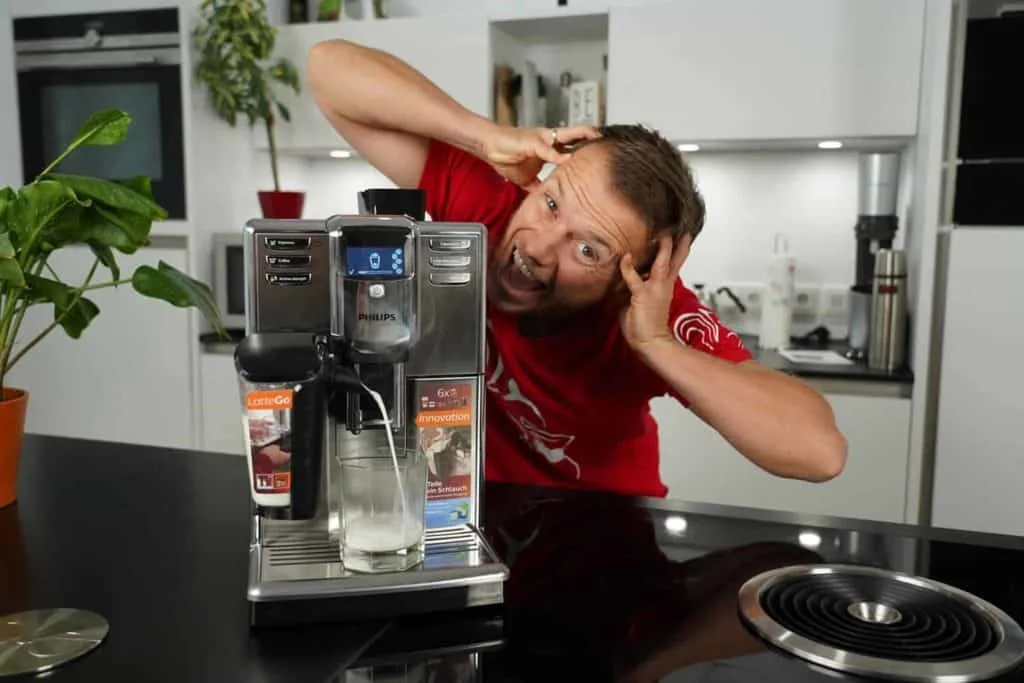 Arne demonstriert die hohe Lautstärke der älteren Philips 5000 Serie LatteGo Kaffeevollautomaten