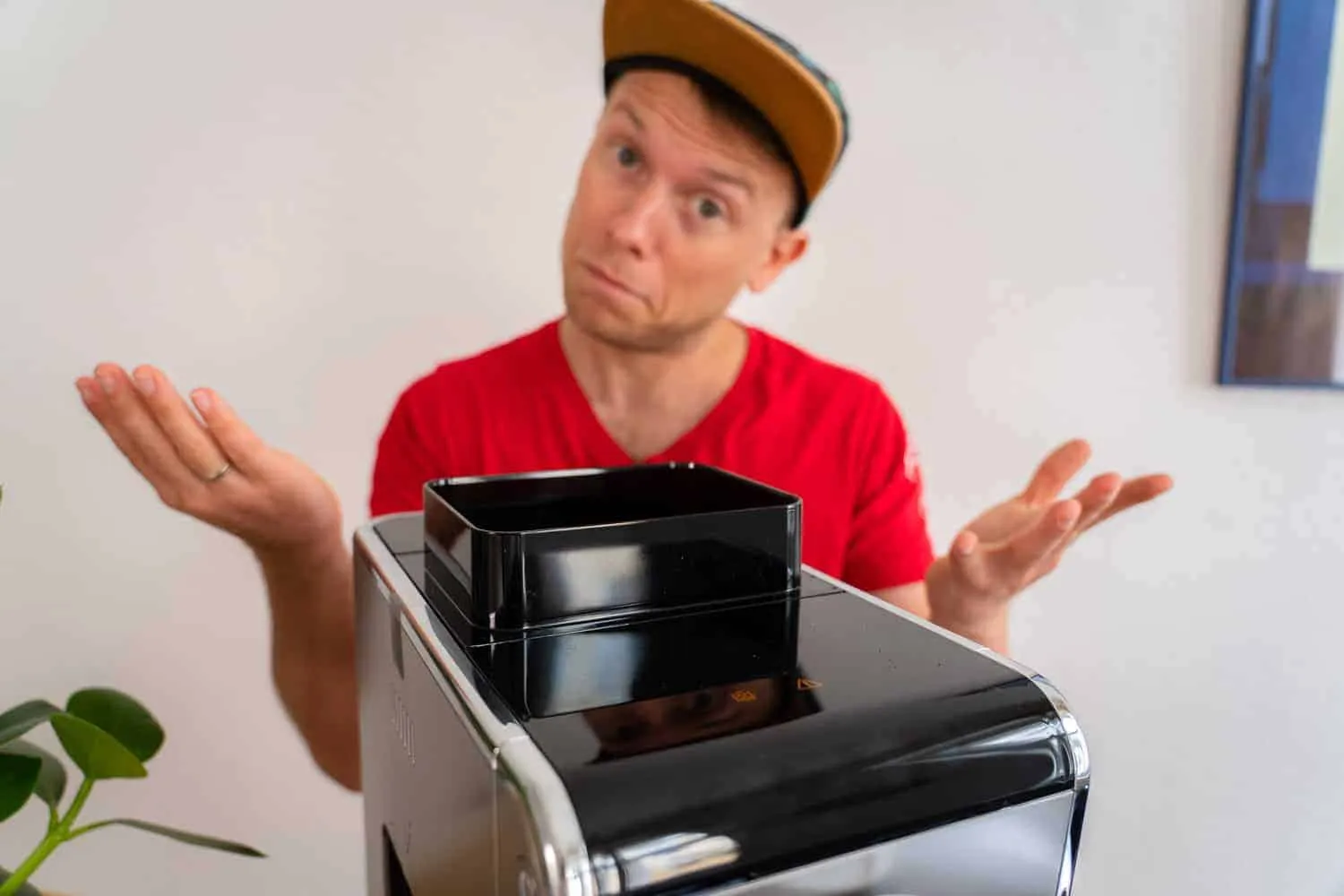 Arne denkt über die Wunder der Tchibo Kaffeemaschine nach