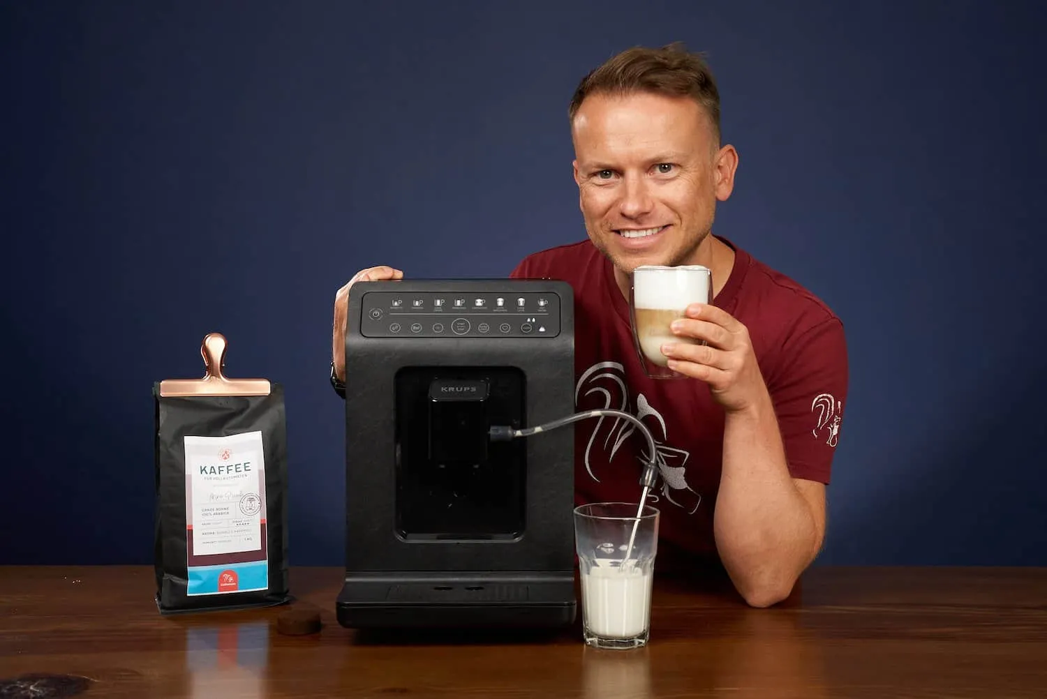 Arne mit einem Latte Macchiato aus dem Krups Evidence.