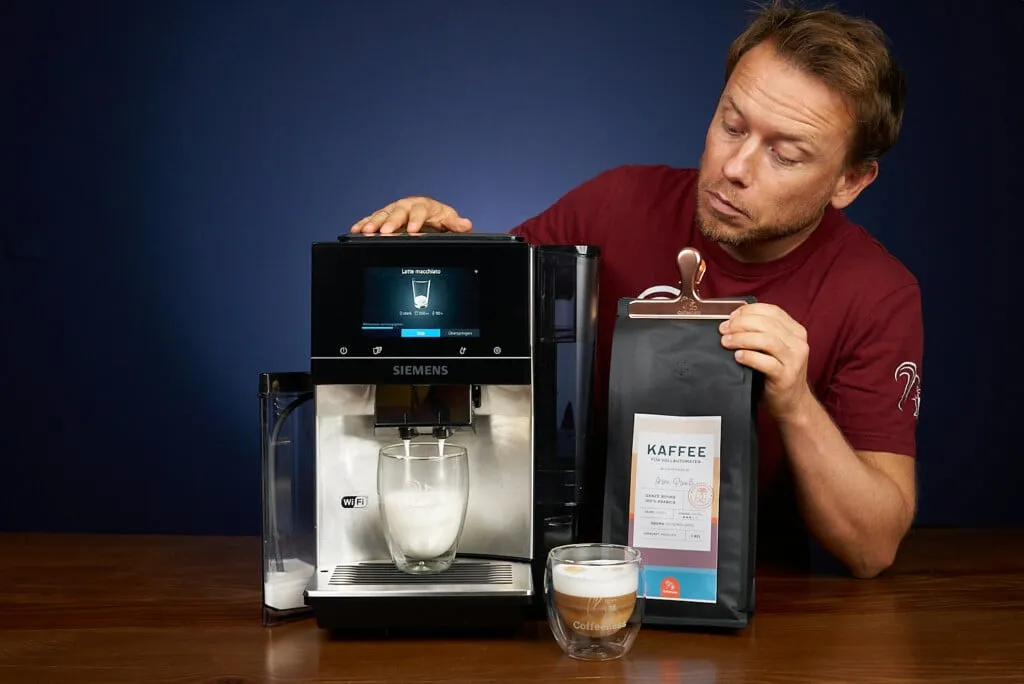 Arne Preuss bewertet den Milchschaum des Siemens EQ.700 Integral für Latte Macchiato