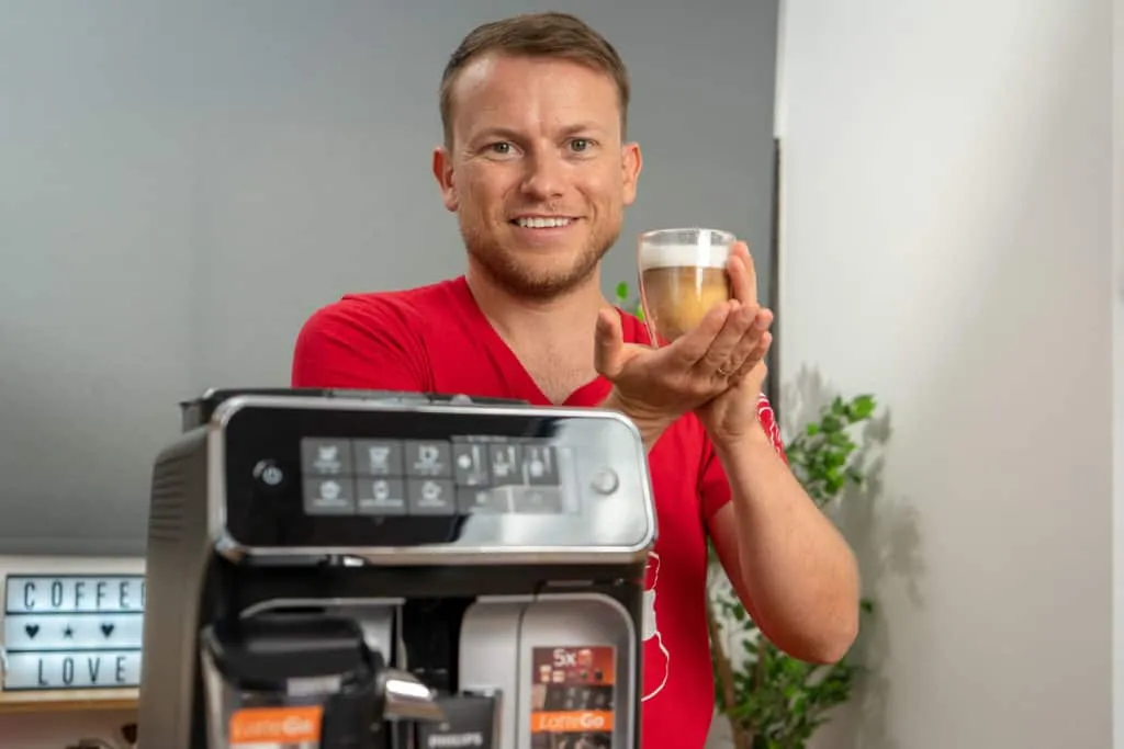 Arne Preuss demonstriert die Bedienung des Philips Kaffeevollautomat 3200 LatteGo