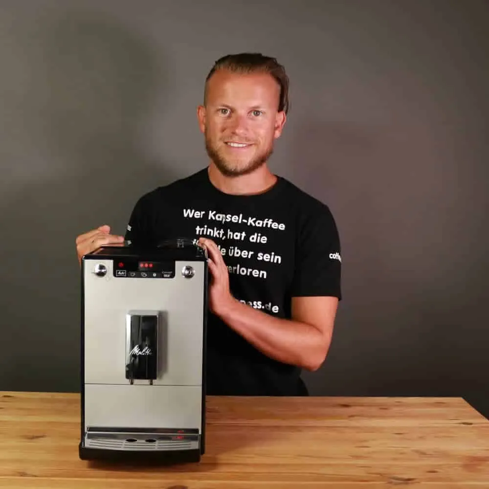 Arne Preuss mit dem Melitta Caffeo Solo Kaffeevollautomaten.
