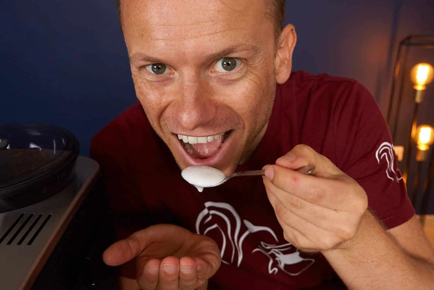 Arne Preuss testet perfekten Milchschaum mit einem Löffel für eine cremige Textur