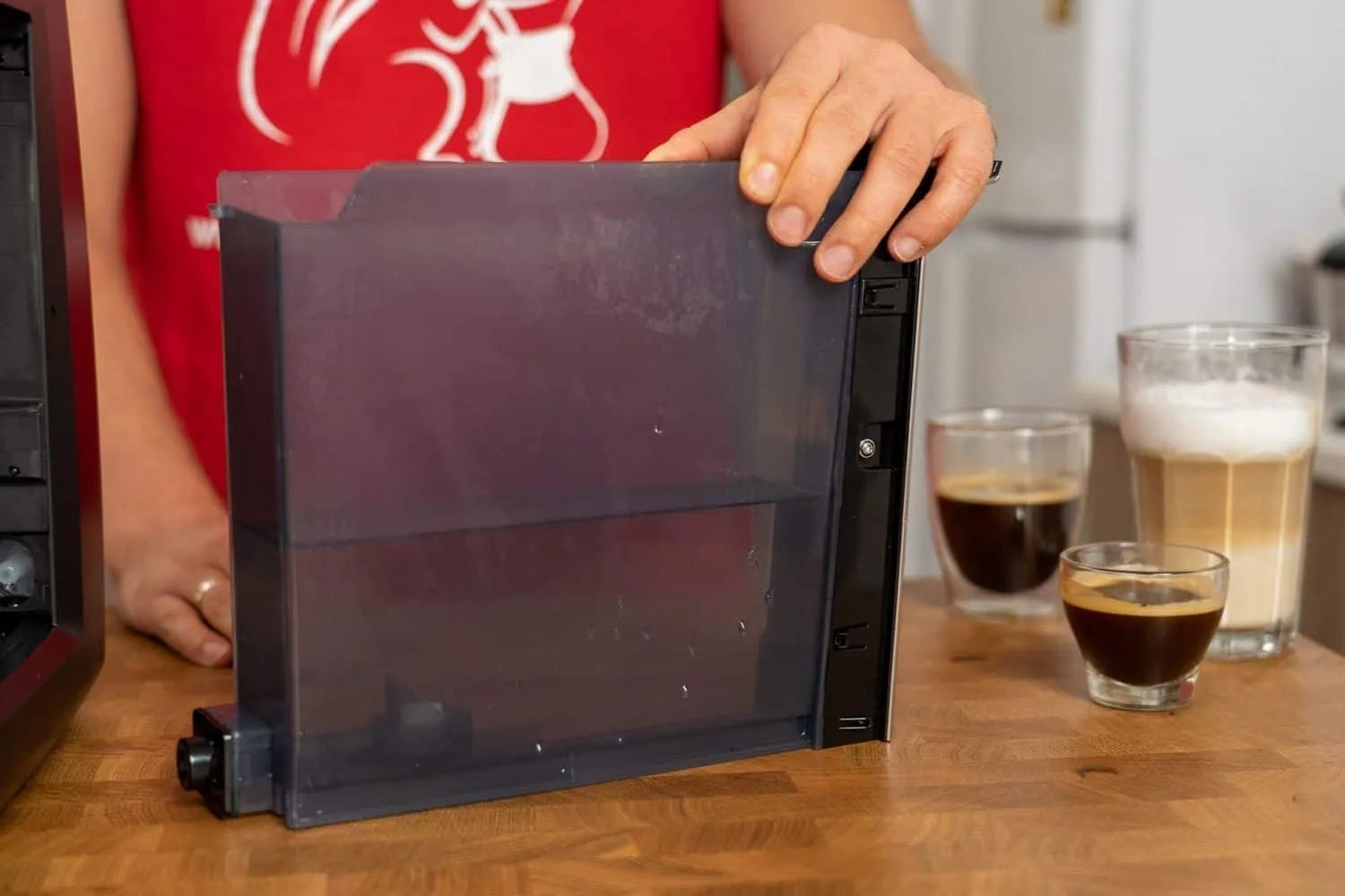 Arne zeigt den herausnehmbaren Wasserbehälter der Philips 5400 LatteGo.