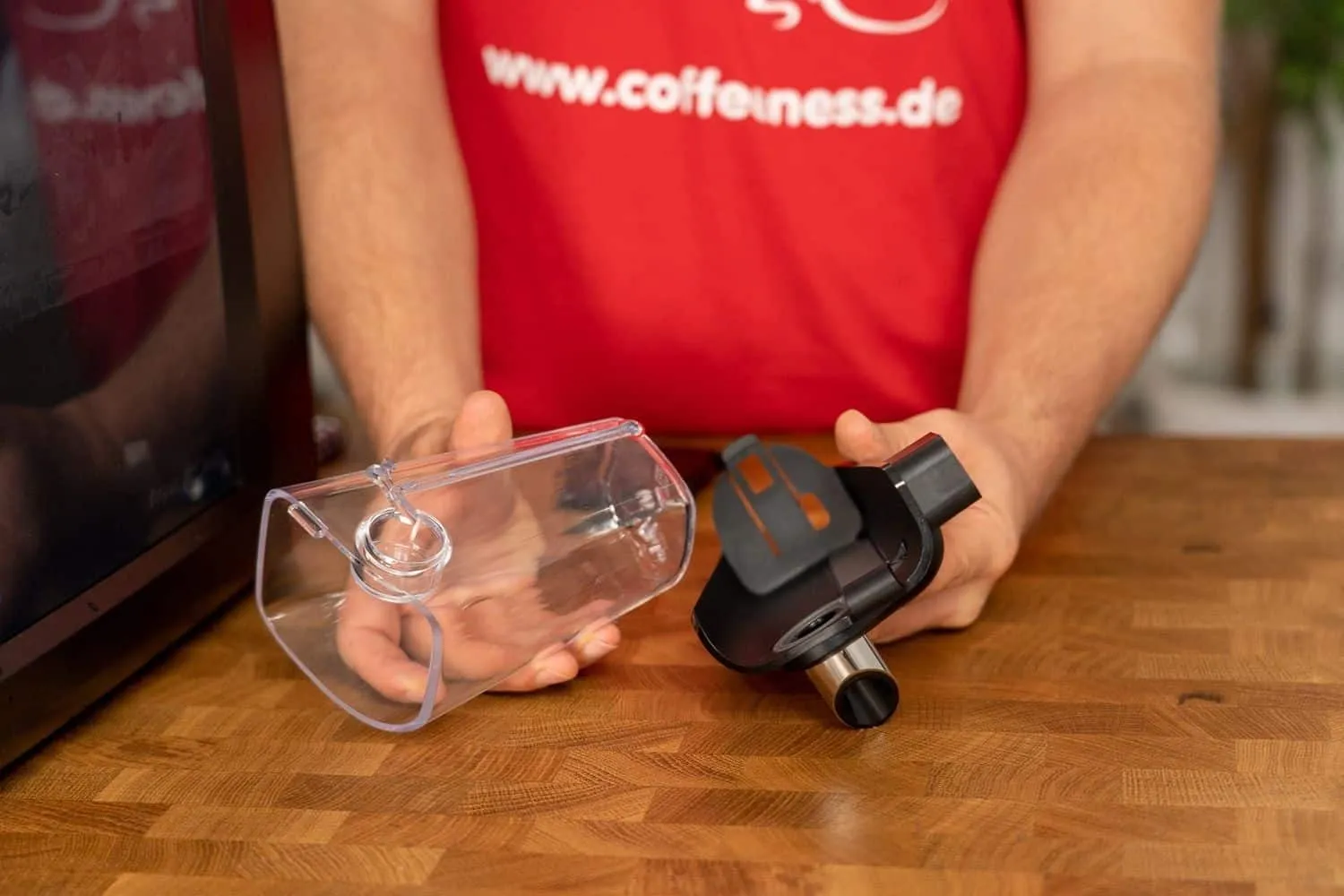 Arne zerlegt den LatteGo Milchbehälter der Philips 5400.