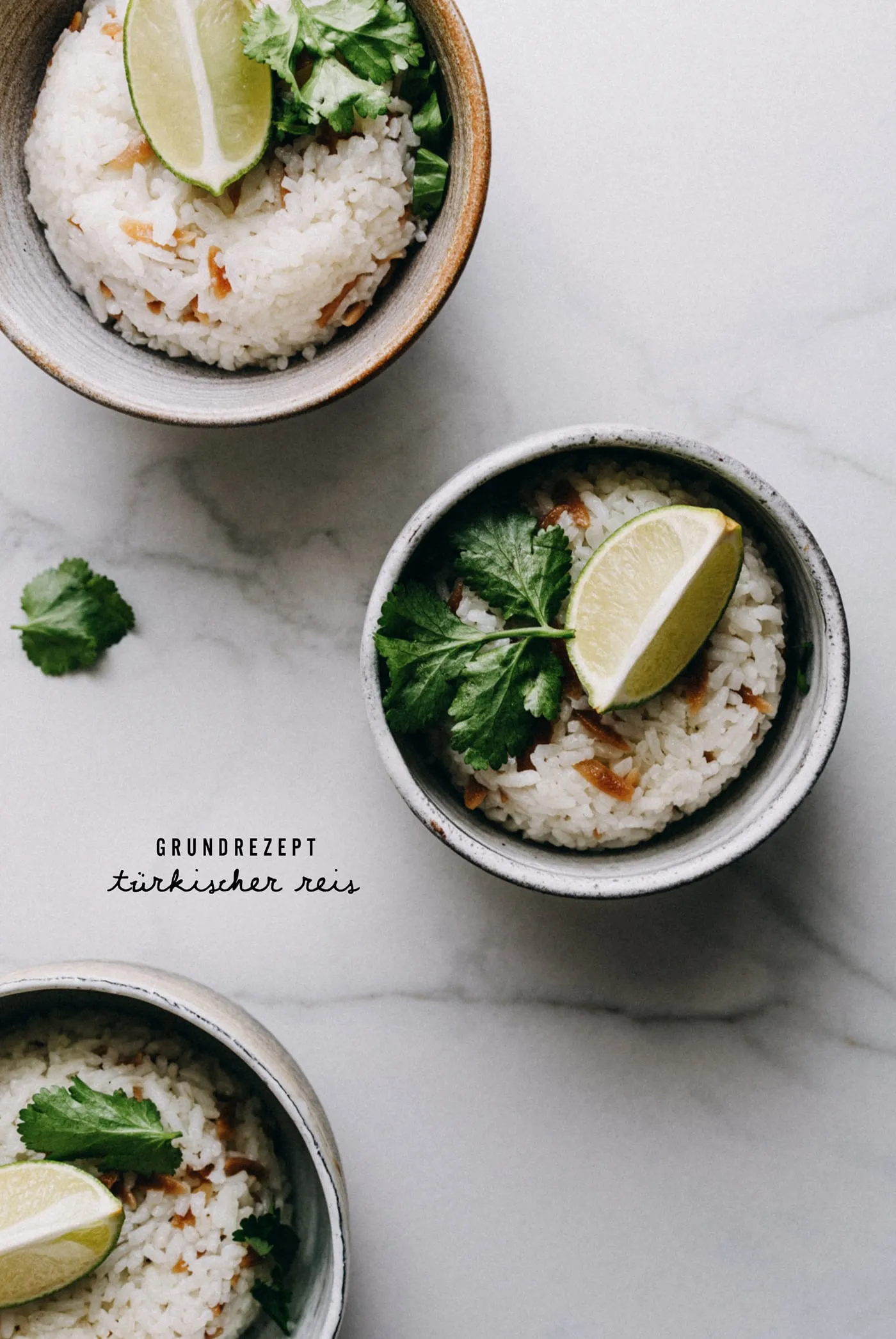 Aromatisch duftender türkischer Reis, als Pilav in drei kleinen Servierschüsseln angerichtet, bereit zum Genießen.