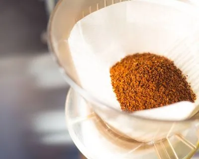 Aromatisch gebrühter Filterkaffee aus einer Kaffeemaschine mit Permanentfilter