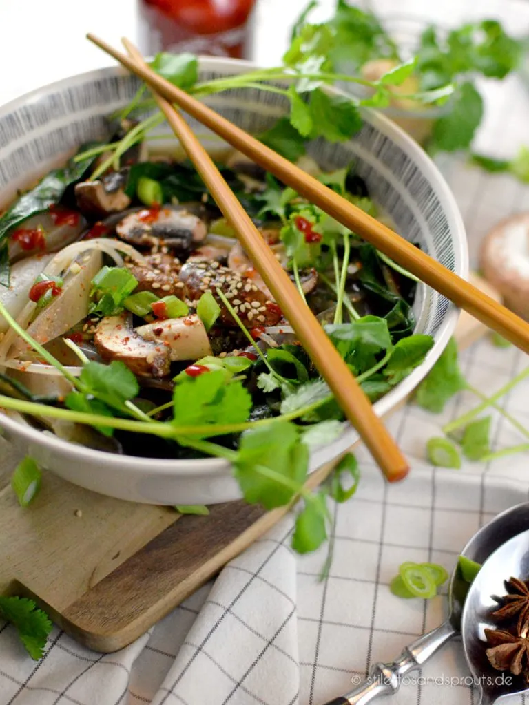 Aromatische Brühe mit Gemüse und Koriander gehören in die vietnamesische Suppe