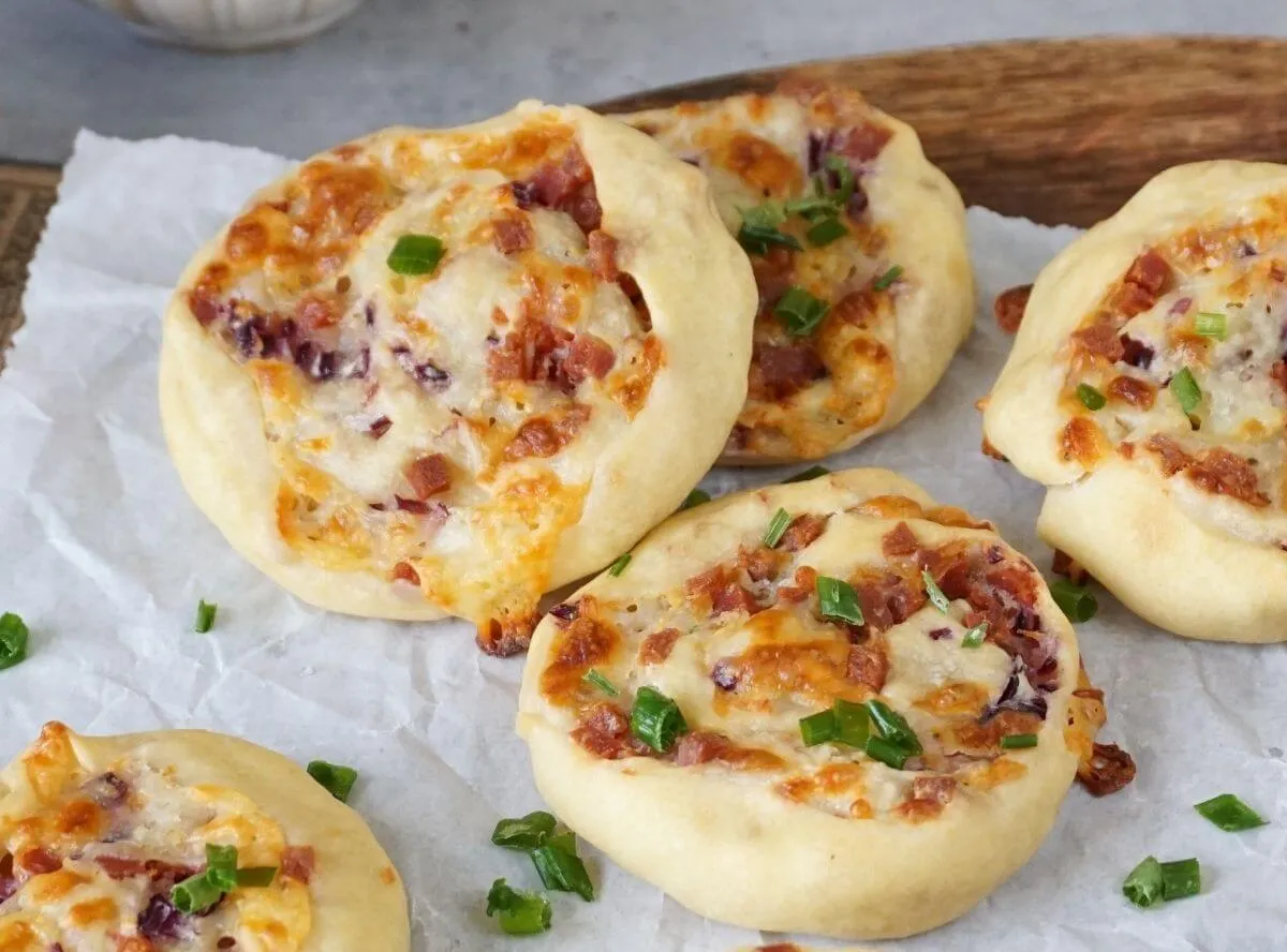 Aromatische Flammkuchen Schnecken, ein beliebtes deutsches Fingerfood